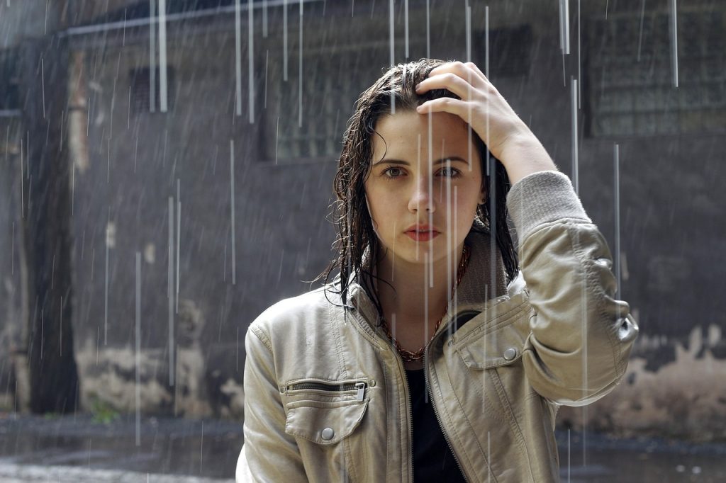 mulher se molhando no temporal