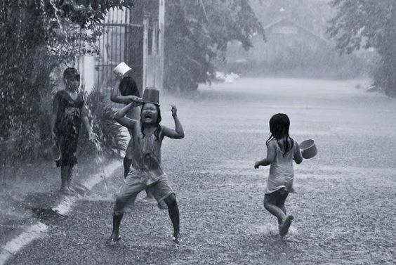 Sonhar com brincadeira na chuva