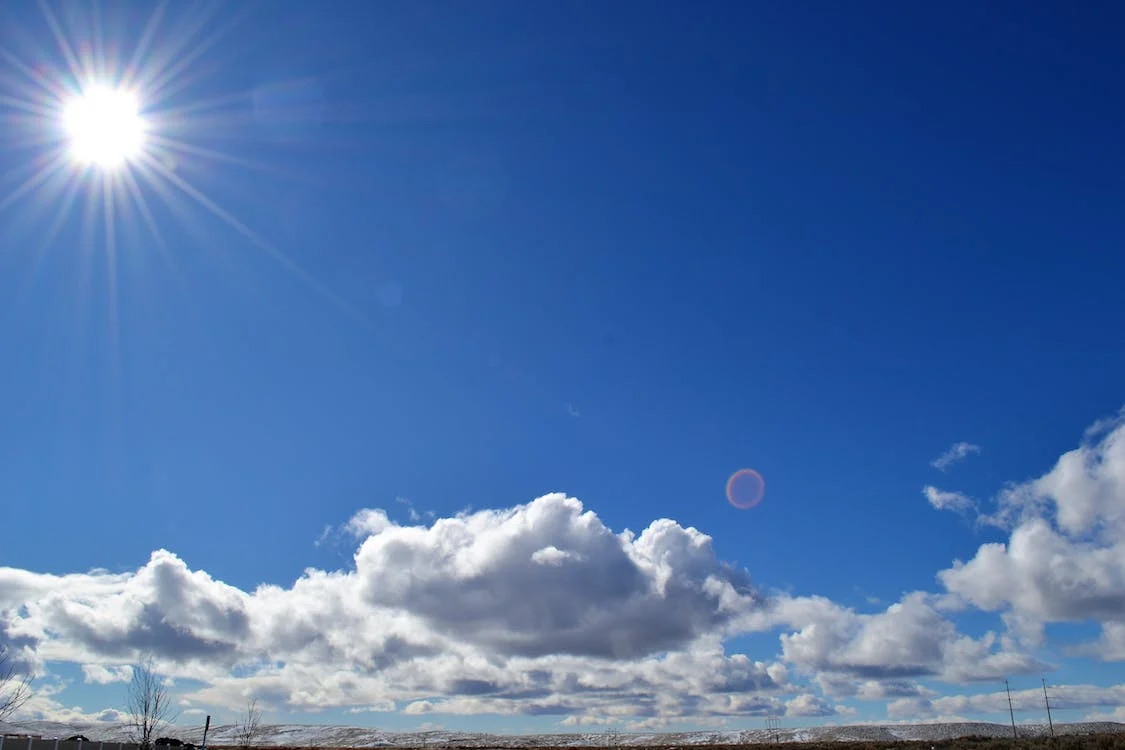 Sonhar com sol e céu azul